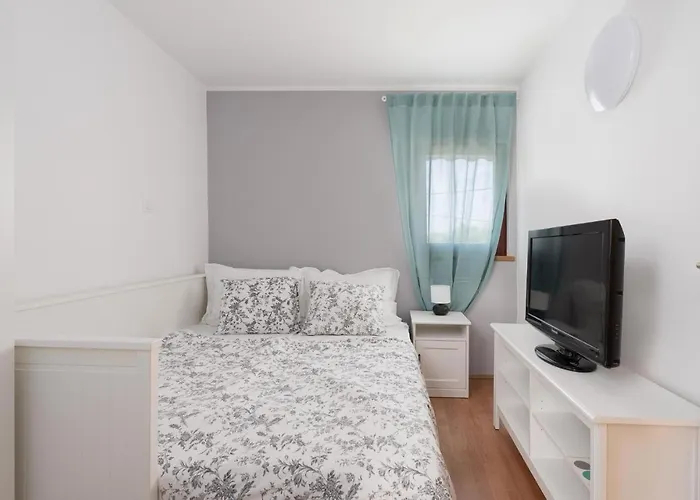 Case de vacanță Cozy Home In Rasopasno With Wi-Fi Rasopasno
