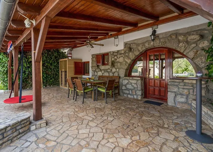 Case de vacanță Cozy Home In Rasopasno With Wi-Fi Rasopasno