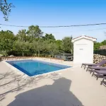 Beautiful Home In Rasopasno With Sauna Rasopasno