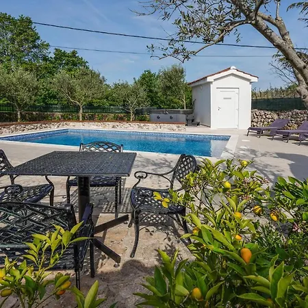 Beautiful Home In Rasopasno With Sauna Hébergement de vacances
